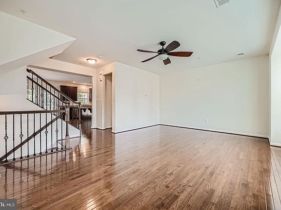 5th image of 518 Fox River Hills Way