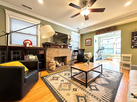 2nd image of 4444 N Malden St #2N
