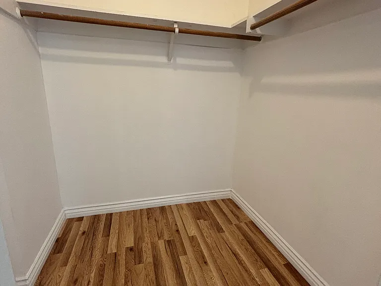 2042 N Beachwood Dr #4 — Photo 11
