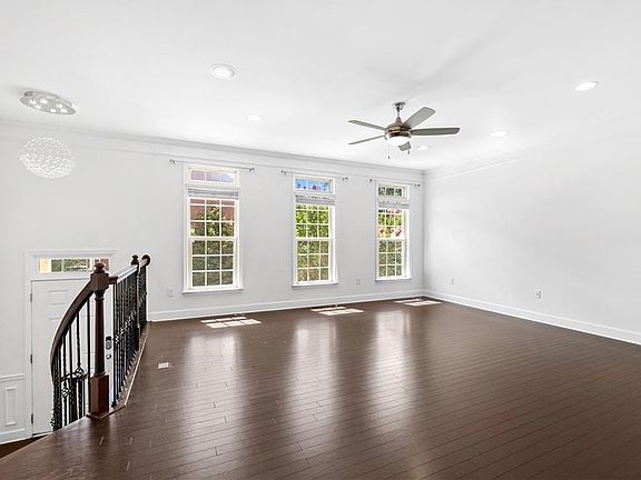 3rd image of 1506 Woodbridge Way NE