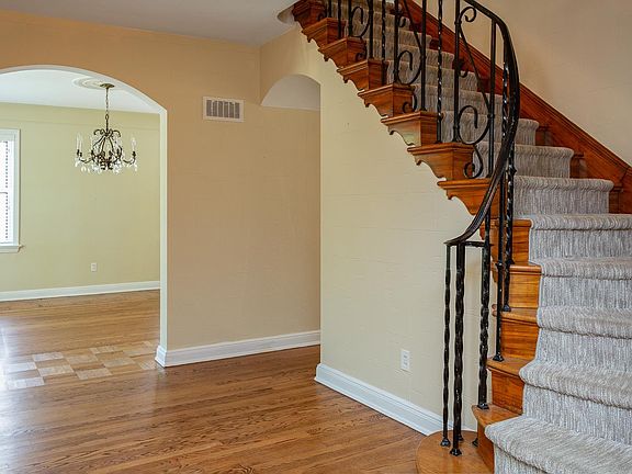 3rd image of 716 S Meramec Ave