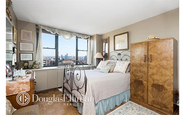 Sold by Douglas Elliman | media 17