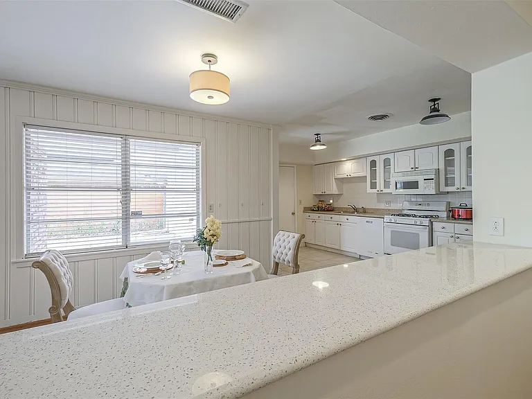 2601 Briarhurst Dr — Photo 25