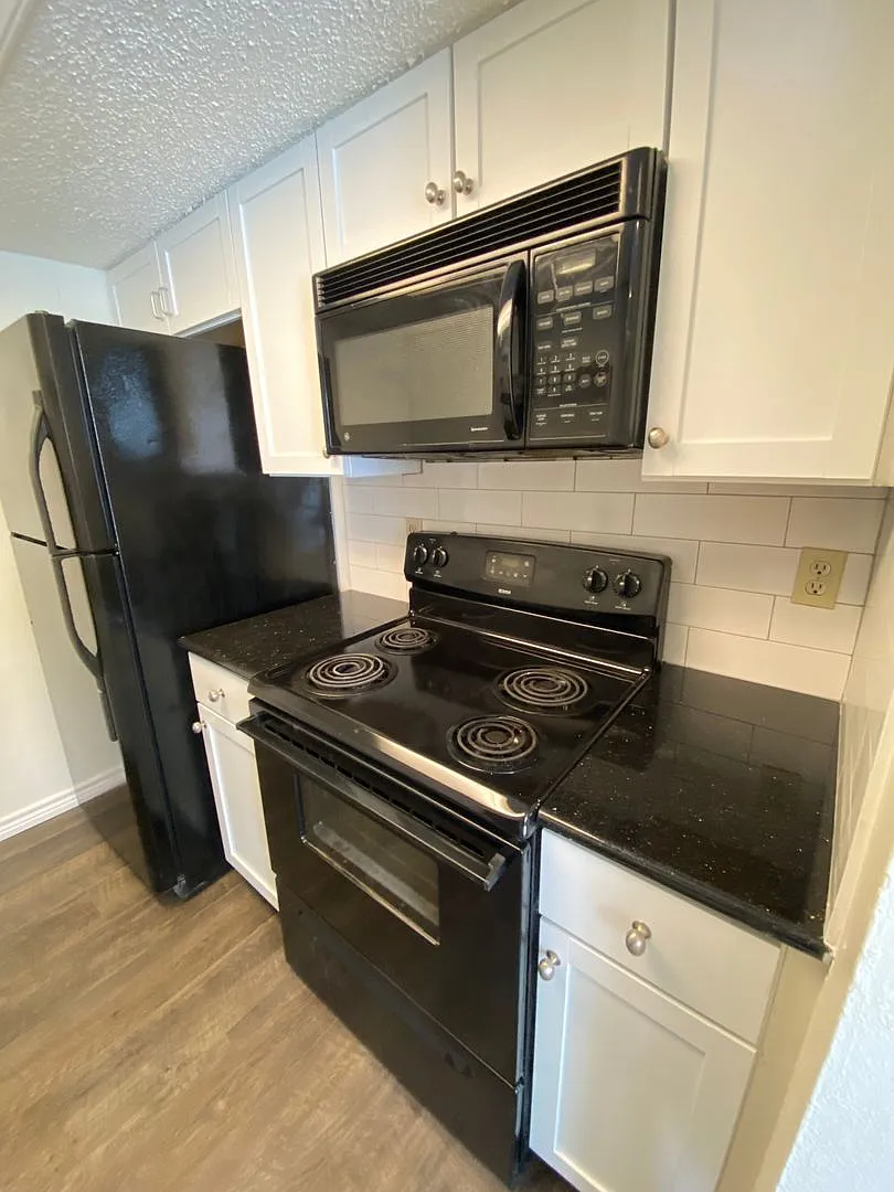 Building Photo - 2401 Leon St #206