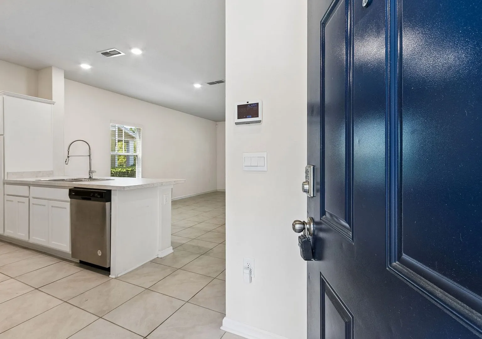 Spacious 3-Bedroom Townhome in Convenient Yulee Location — Photo 3
