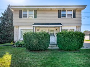 1920 Cardinal Dr #1922, Waukesha, WI 53186