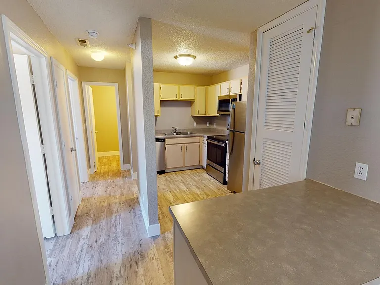 1201 S Hutchins Ave — Photo 3