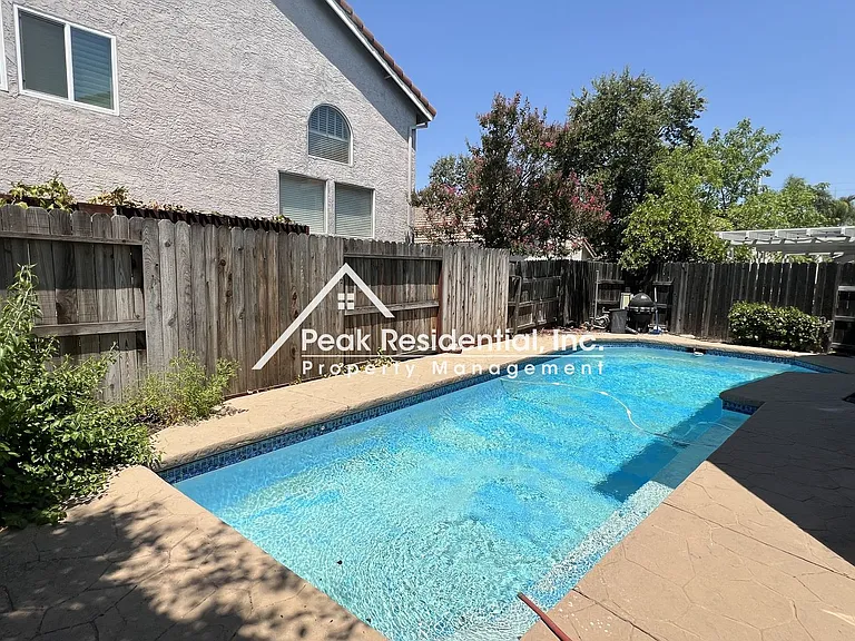 402 Harlow Ct — Photo 32