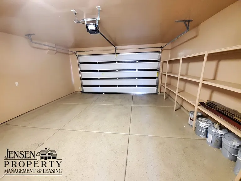 671 N Bluffview Cir — Photo 33