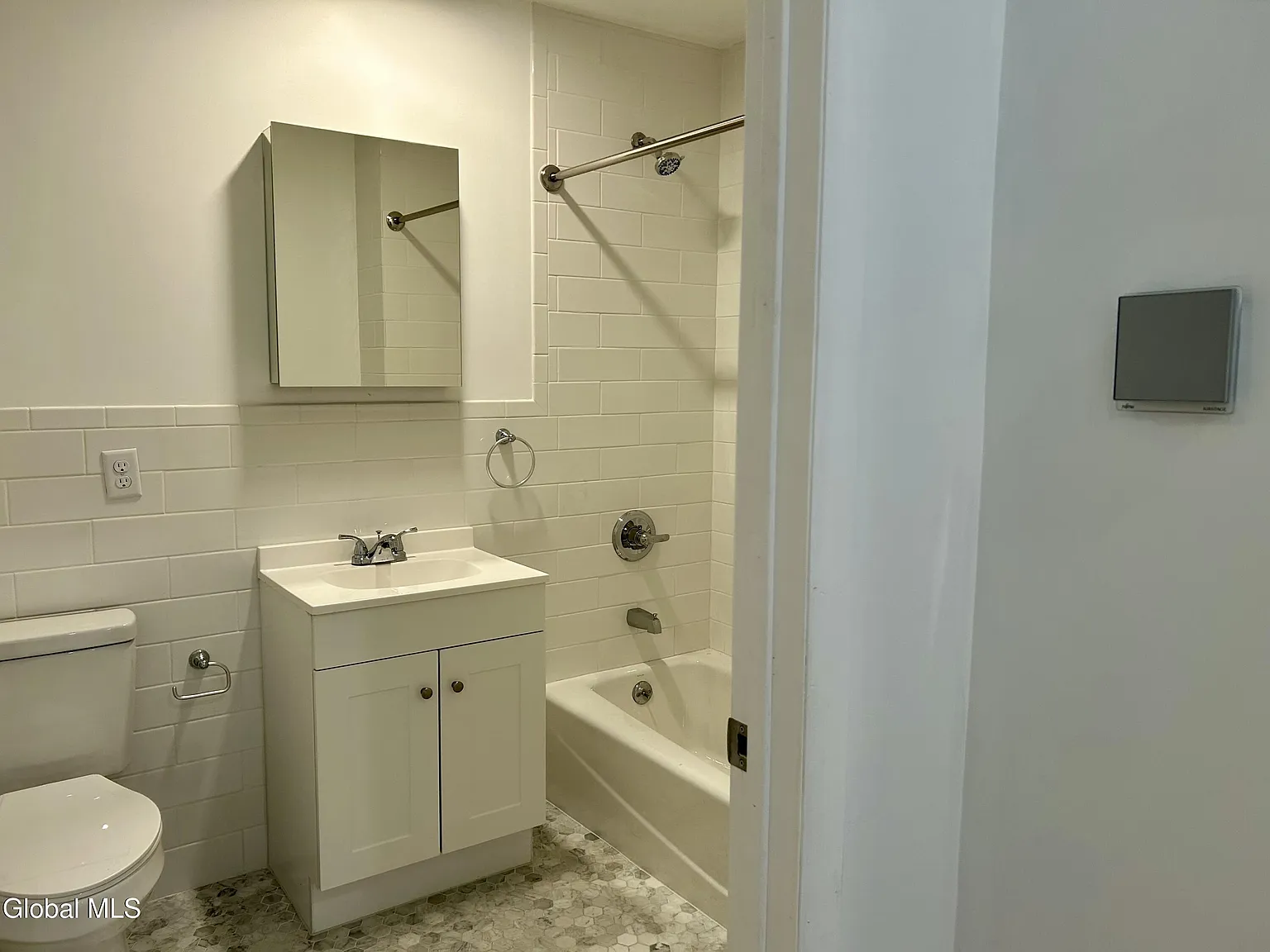 2 bed, 1100 sqft, $2,100 — Photo 3