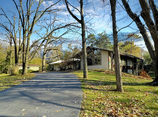 1603 Hickory Hill Ln, Freeport, IL 61032