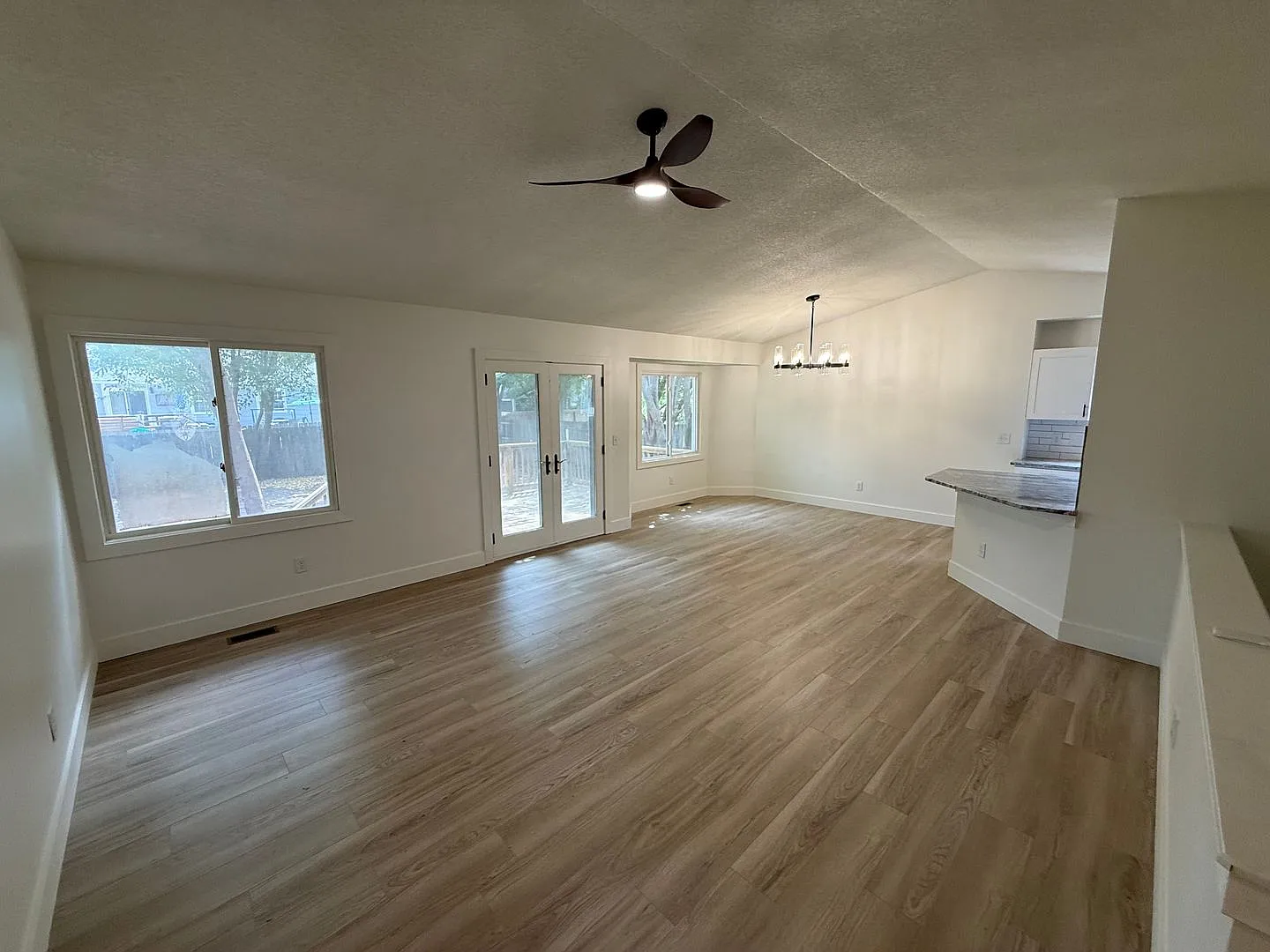 Newly renovated 5-bedroom, 3-bath home in Maize school district — Photo 4