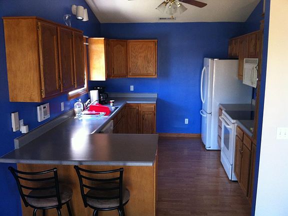Full sized kitchen with bar 