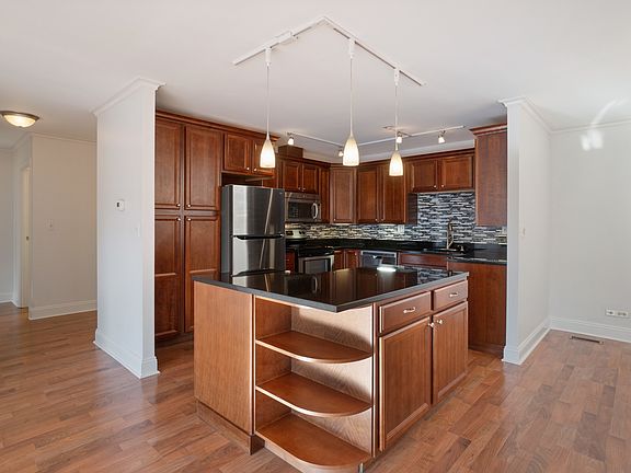 4th image of 1 Oak Brook Club Dr #31