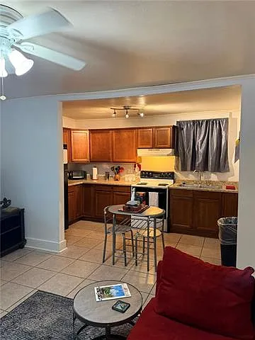 123 N Alexander St — Photo 4