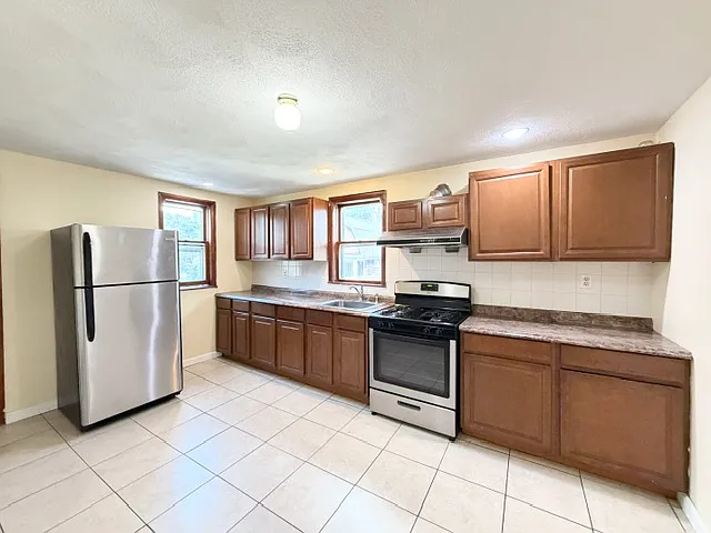 4 bed, 1800 sqft, $4,100 — Photo 2