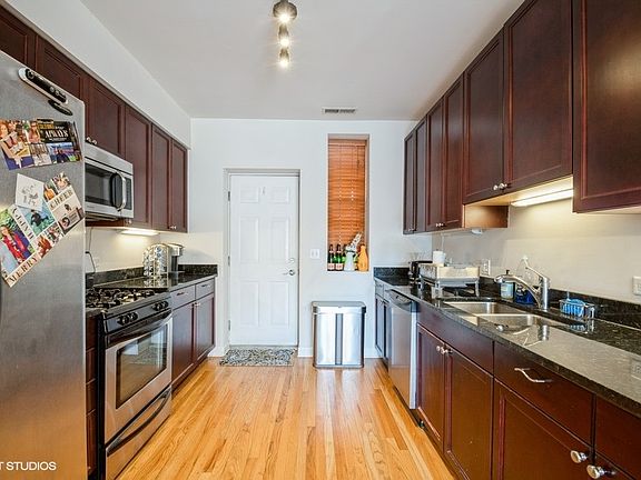 3rd image of 1150 W Cornelia Ave #3