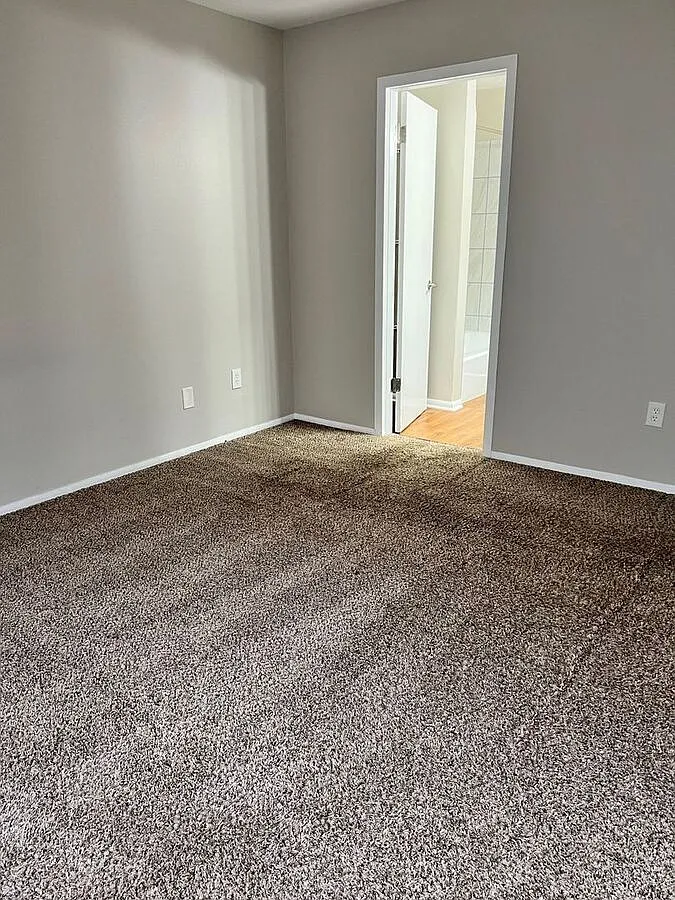 Charming Two-Bedroom Two-Bathroom Apartment in Prime Chesterton Location! — Photo 4