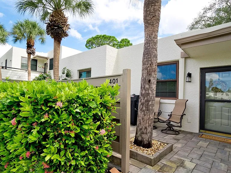 401 Palm Tree Dr — Photo 2