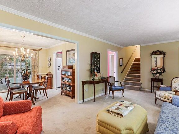 5th image of 588 Westchester Cir