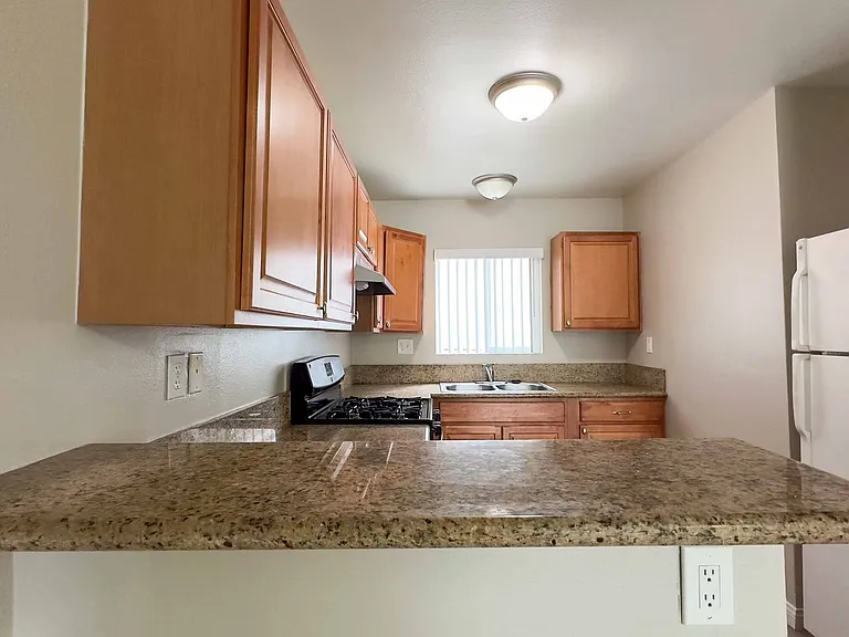 412-418 Grand Ave — Photo 6
