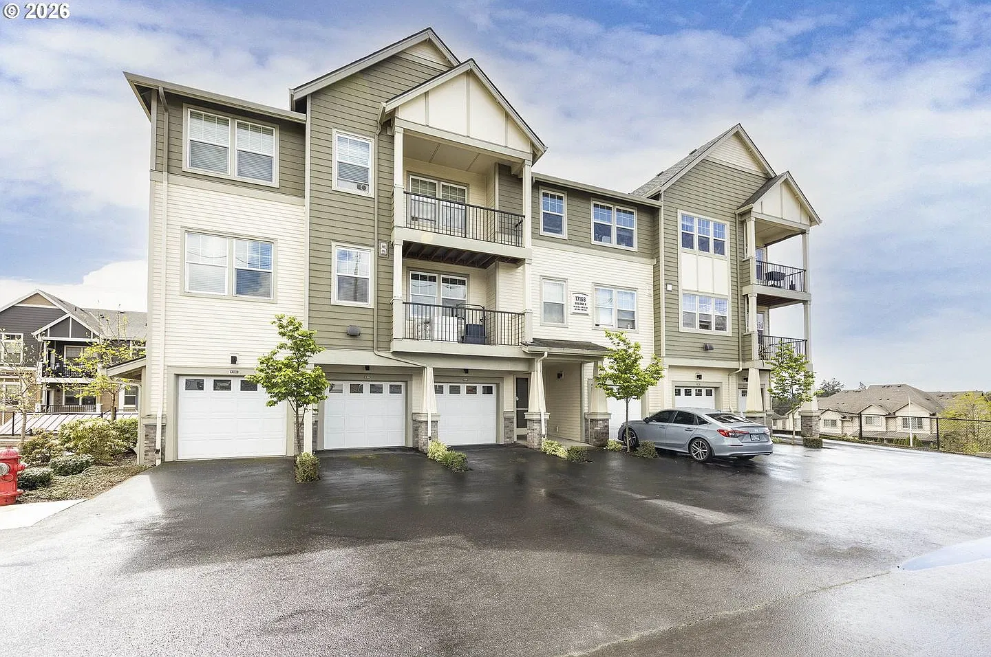 Bright 1 Bedroom Condo with Open Kitchen, Private Balcony, Home Office Space & Community Pool — Photo 2