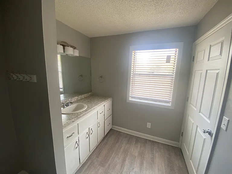 10 Crestwood Cir — Photo 9