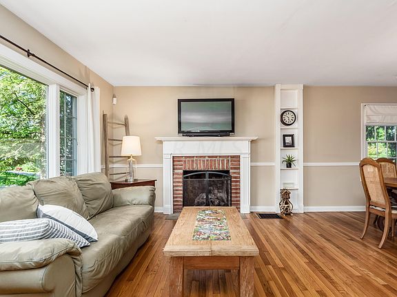 3rd image of 374 Loveman Ave