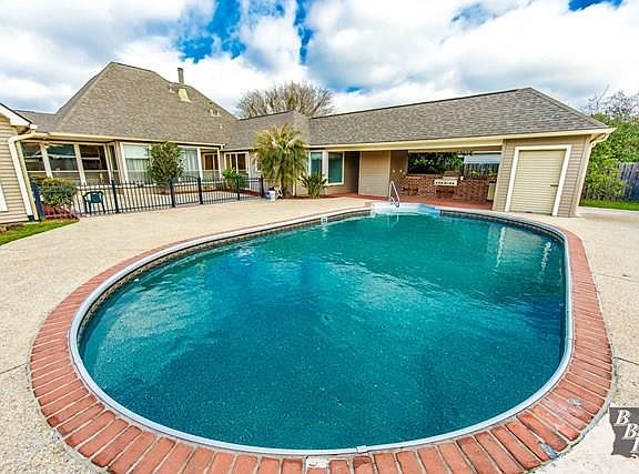 5th image of 102 Longwood Dr