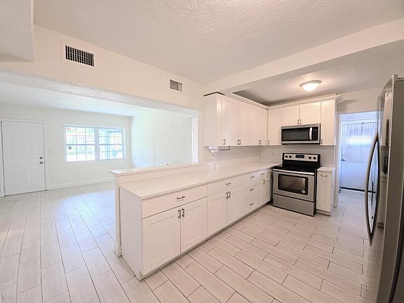 3rd image of 1220 NE 1ST Avenue