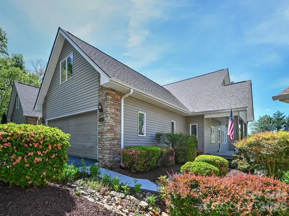 2208 E Cumming Woods Ln, Hendersonville, NC 28739