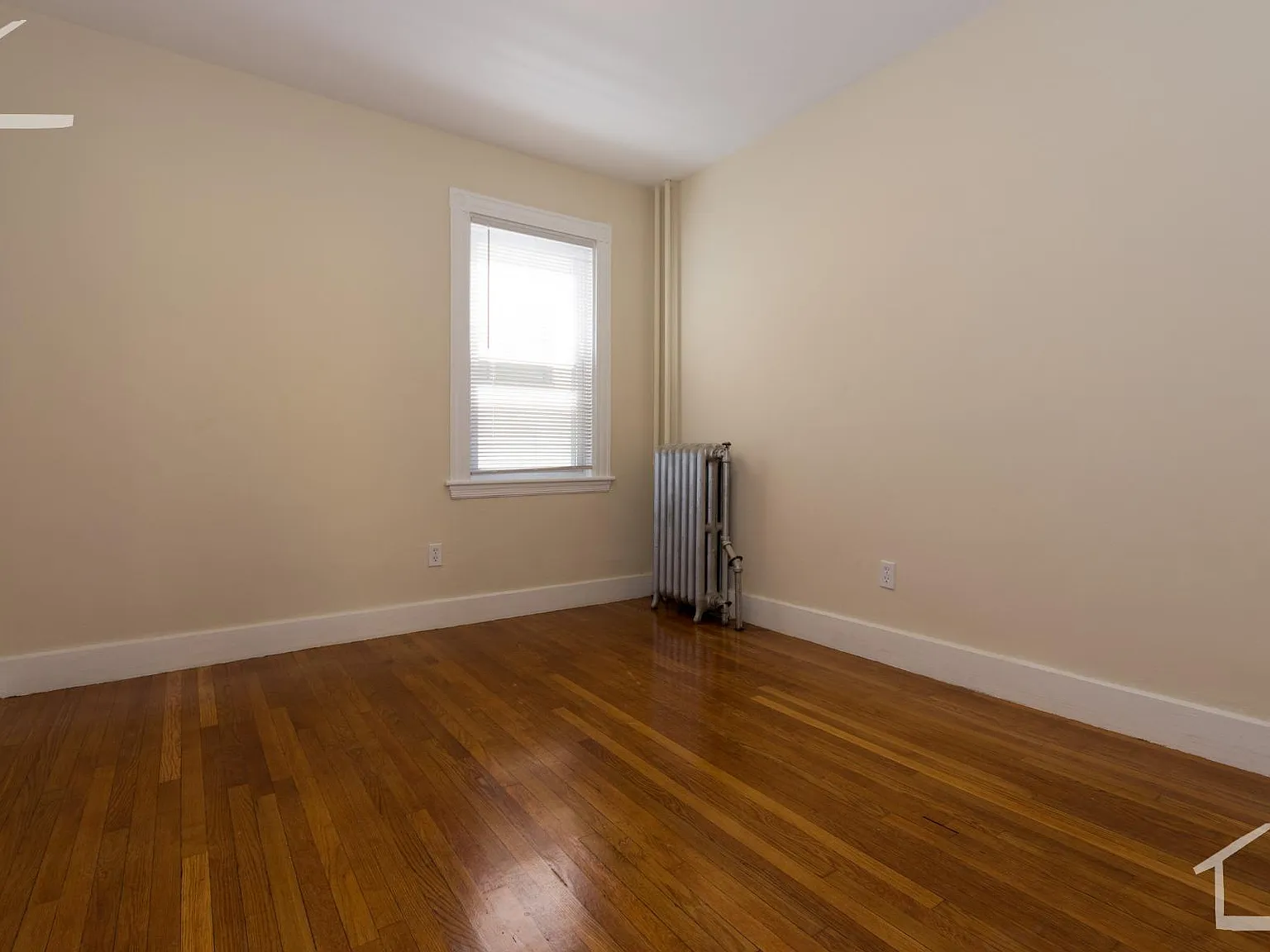 3 bed, 1200 sqft, $3,300 — Photo 4