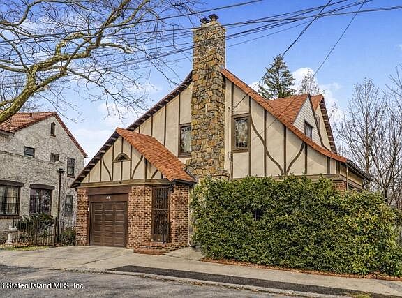2nd image of 27 Fort Hill Cir