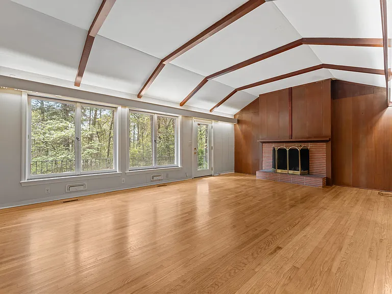 225 Arbutus Rd — Photo 8