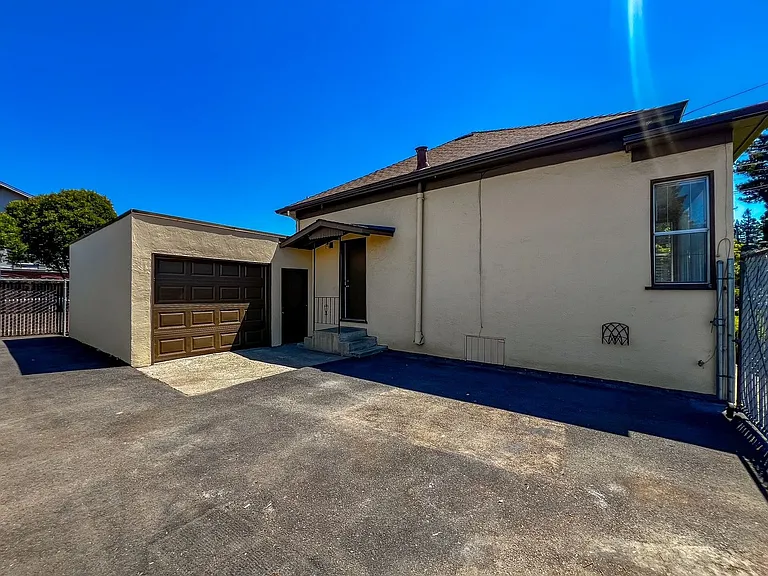 805 California Blvd — Photo 24