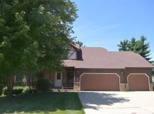 7 Nob Hill Dr, Jacksonville, IL 62650