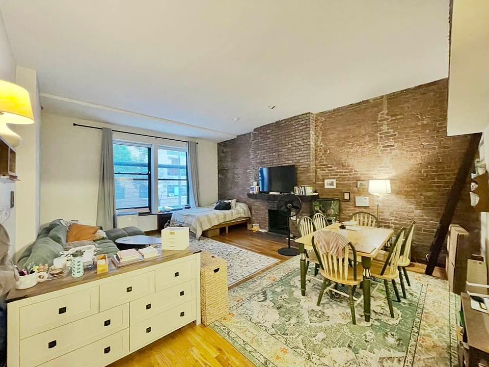 1st image of 315 W 74th St