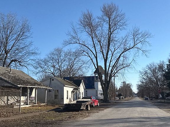 4th image of 906 College St
