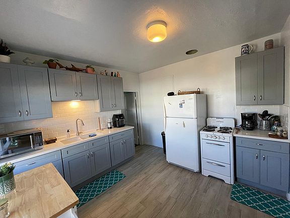This is the other apartment we rent, it is an exact copy as the available apartment. Apartment for rent is being remodeled and will be available after April 15th.
