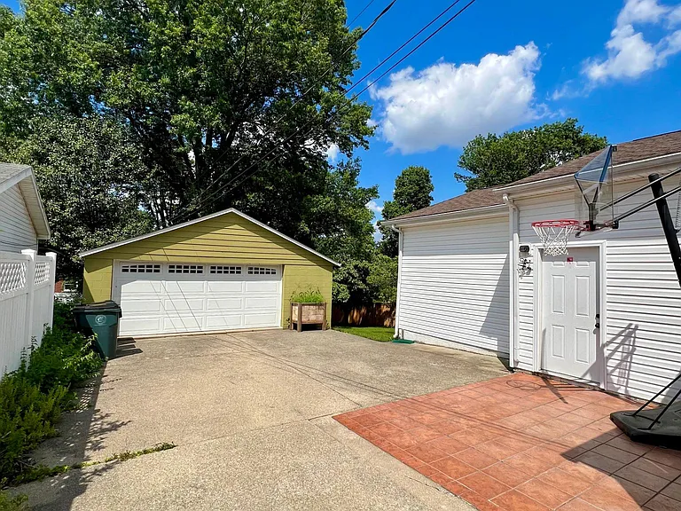 323 E Lowry Ln — Photo 17