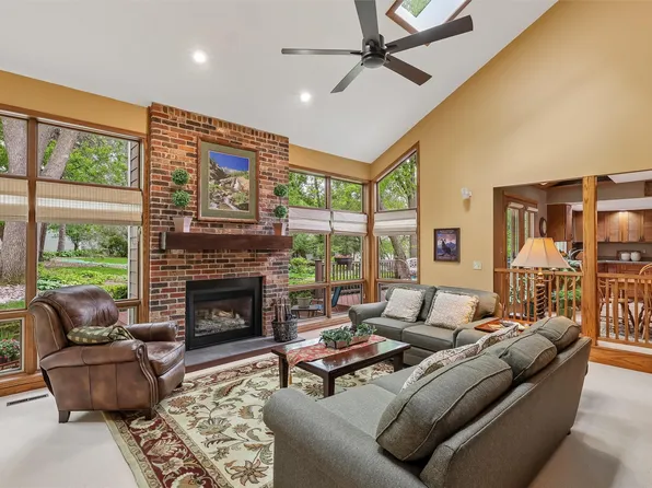 7008 Rocklyn Cir, Urbandale, IA 50322