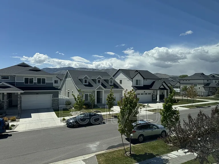 138 E Crown Point Dr — Photo 23