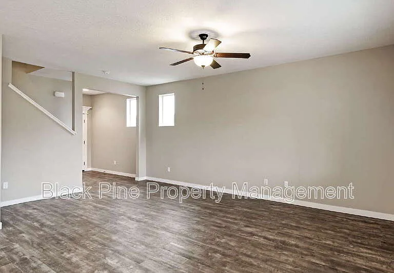 1873 N Justin Ave — Photo 7