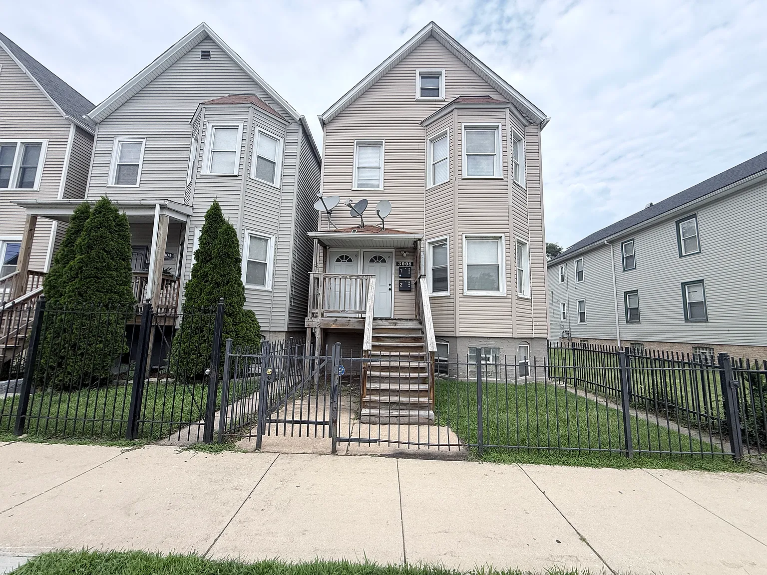 5 bed, 1083 sqft, $2,400 — Photo 1