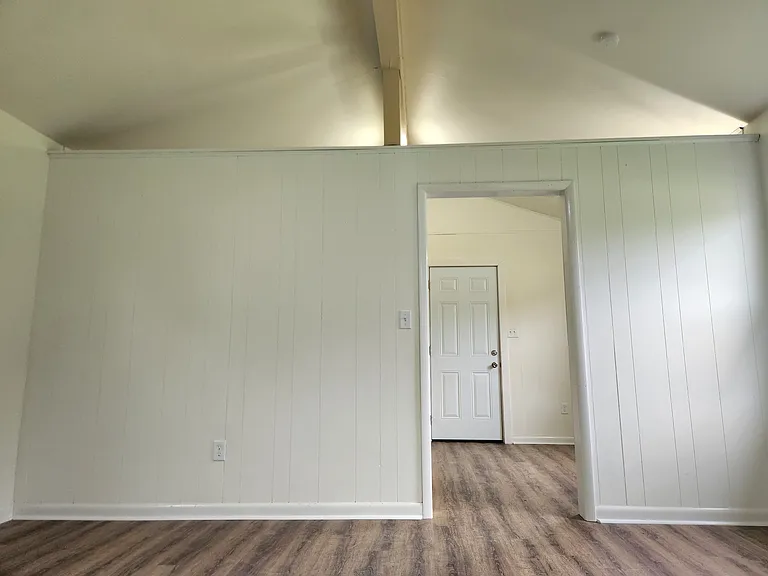 Open top wall between living room and the kitchen.