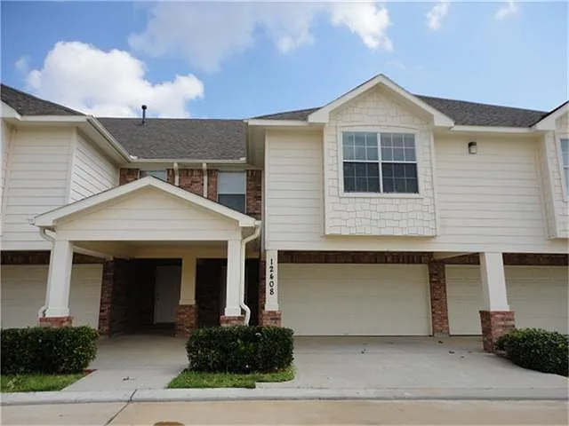 3 bed, 2.5 bath, 1634 sqft, $1,795 — Photo 1