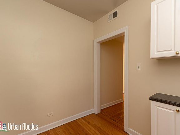 4th image of 554 W Aldine Ave #11701E