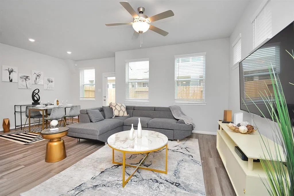 3 bed, 2.5 bath, 1939 sqft, $2,600 — Photo 3