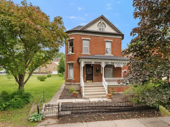 313 W 3rd St, Muscatine, IA 52761