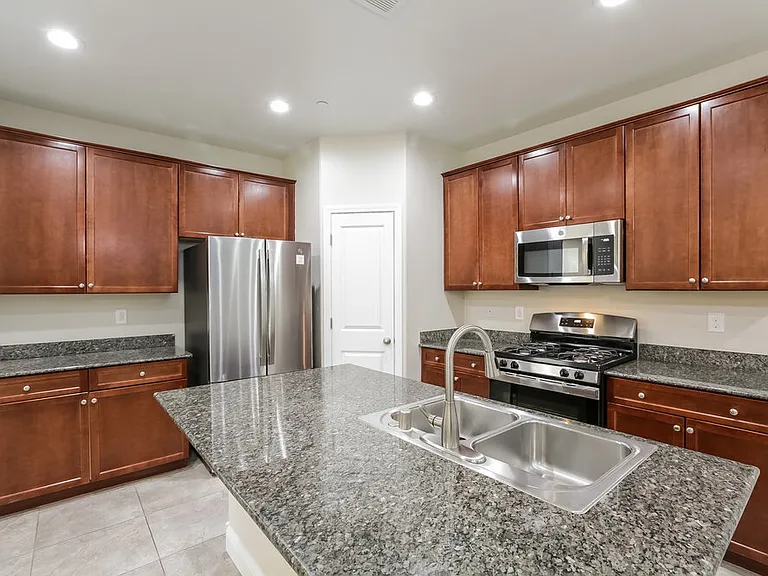 10115 Mayflower Bay Ave — Photo 7